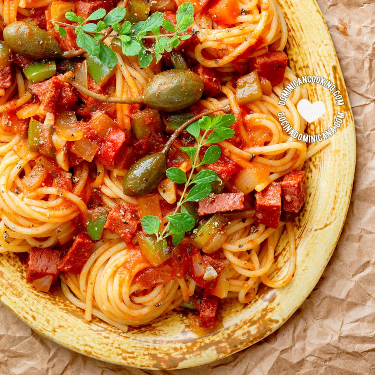 Espaguetis dominicanos con salami