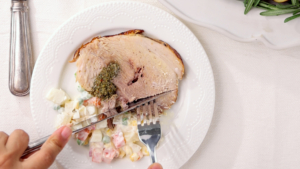 Lechón asado servido con ensalada rusa