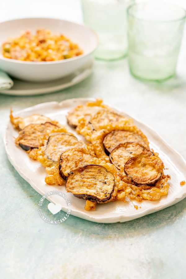 Torrejas de berenjenas (berenjenas fritas) y plato de arroz.