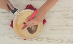 Mezclando los ingredientes para harina de maíz