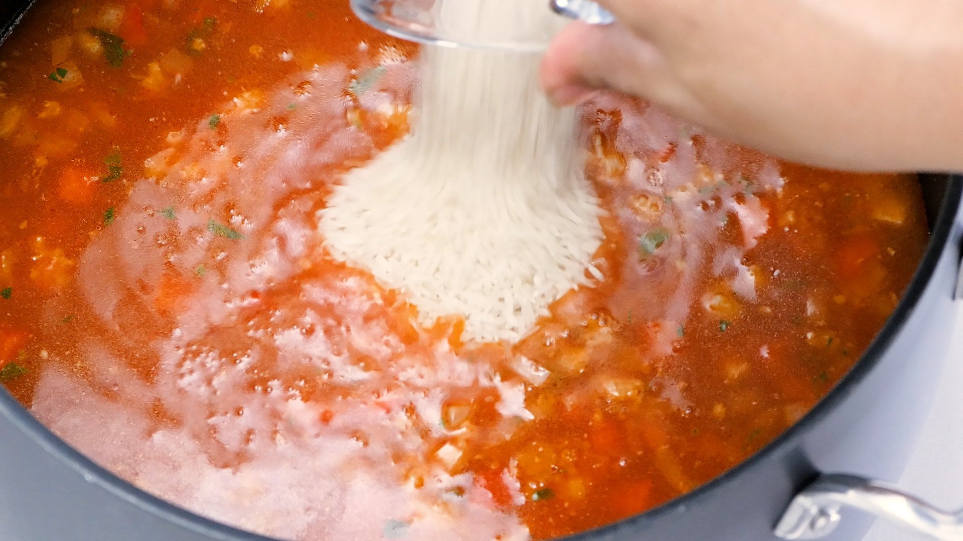 Agregando el arroz al caldero