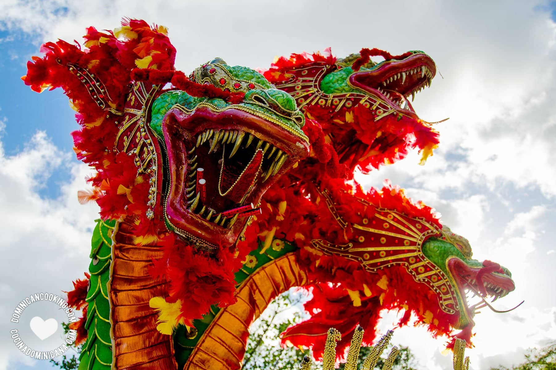 Carroza de carnaval inspirada en un dragon chino