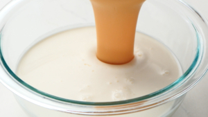 Agregando leche condensada a la salsa