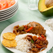 Comida tradicional dominicana: arroz, habichuelas, carne, aguacate y ensalada
