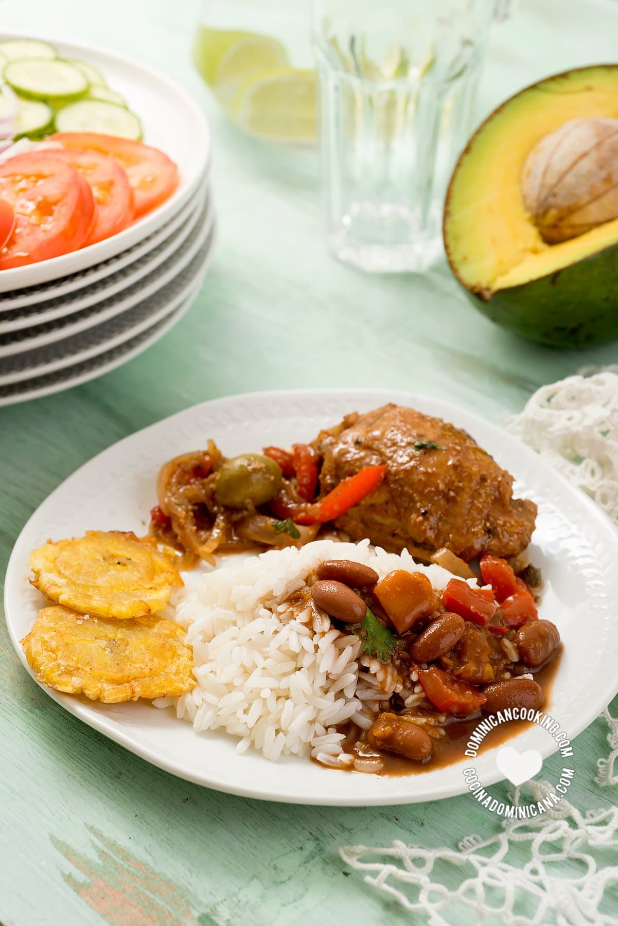 Comida tradicional dominicana: arroz, habichuelas, carne, aguacate y ensalada.
