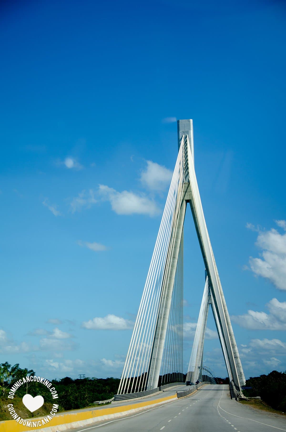 Puente sobre carretera dominicana