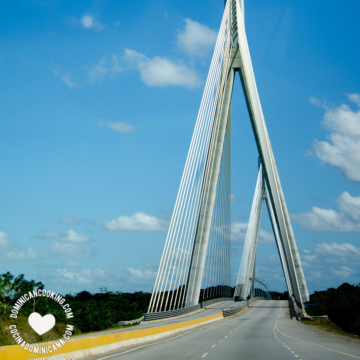 Puente sobre carretera dominicana