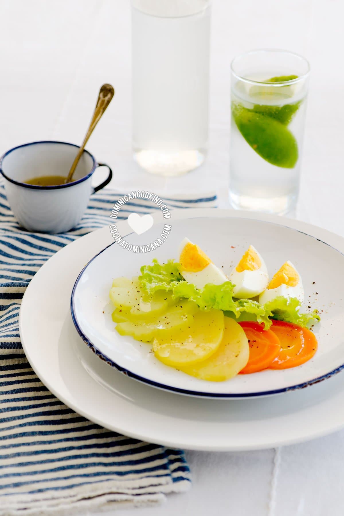 Ensalada Hervida servida junto a vinagreta