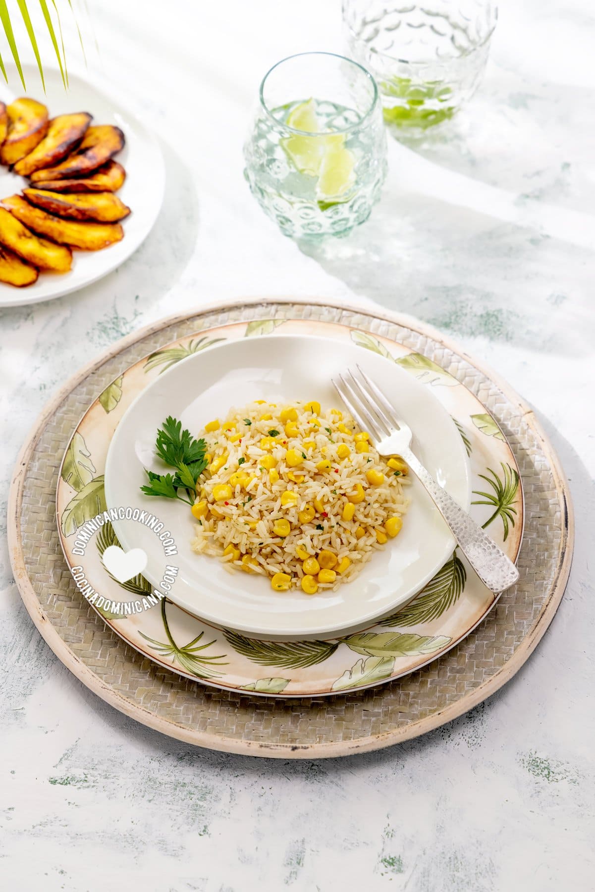 Platos y boles de arroz con maíz (locrio o moro de maíz).