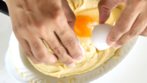 Agregando huevo al puré de yuca