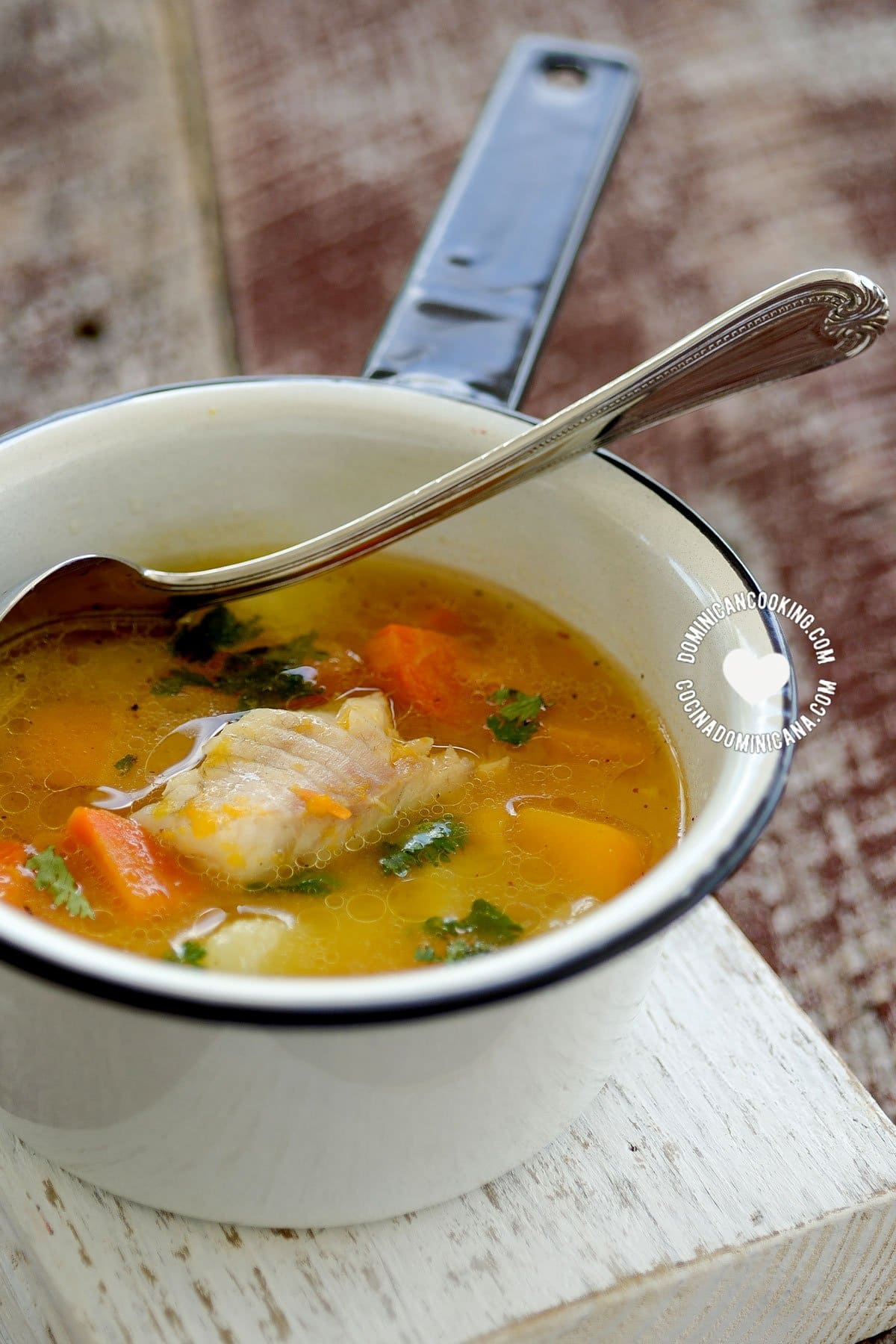 Ollita con sopa de pescado.