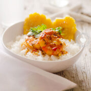 Camarones con coco (camarones con salsa de coco).