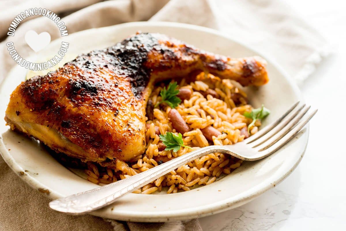Servir jerk chicken pollo jamaiquino con arroz con habichuelas