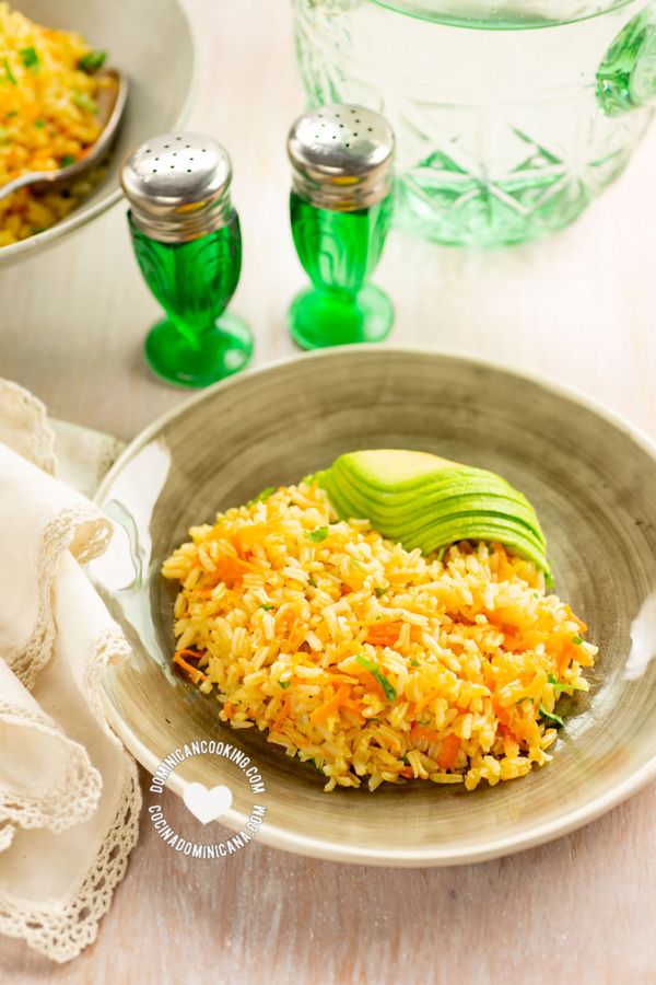 Arroz Amarillo con Zanahoria y Cebolla y rebanadas de aguacate