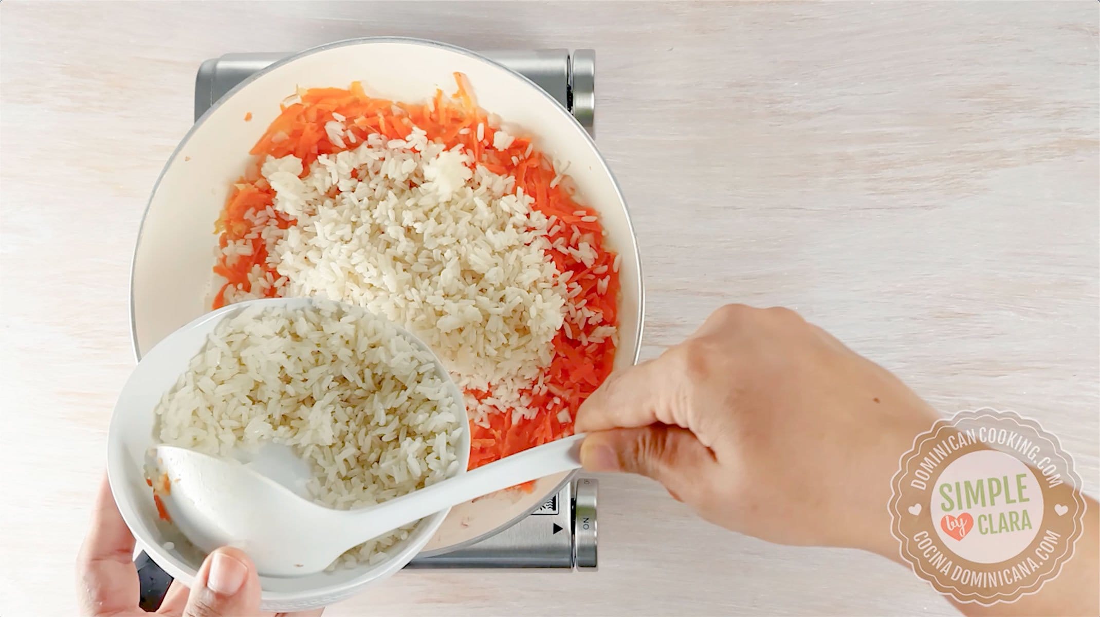 Agregando arroz a la sartén