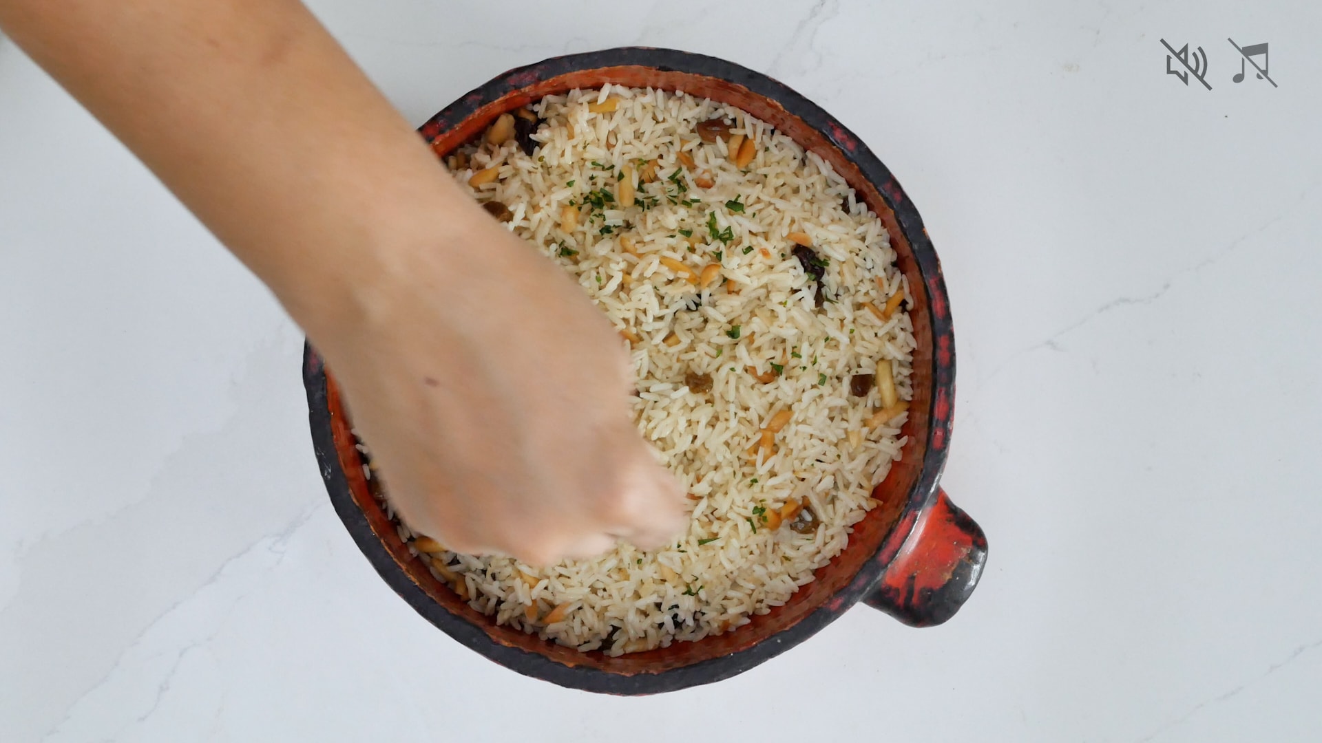 Agregando perejil al arroz