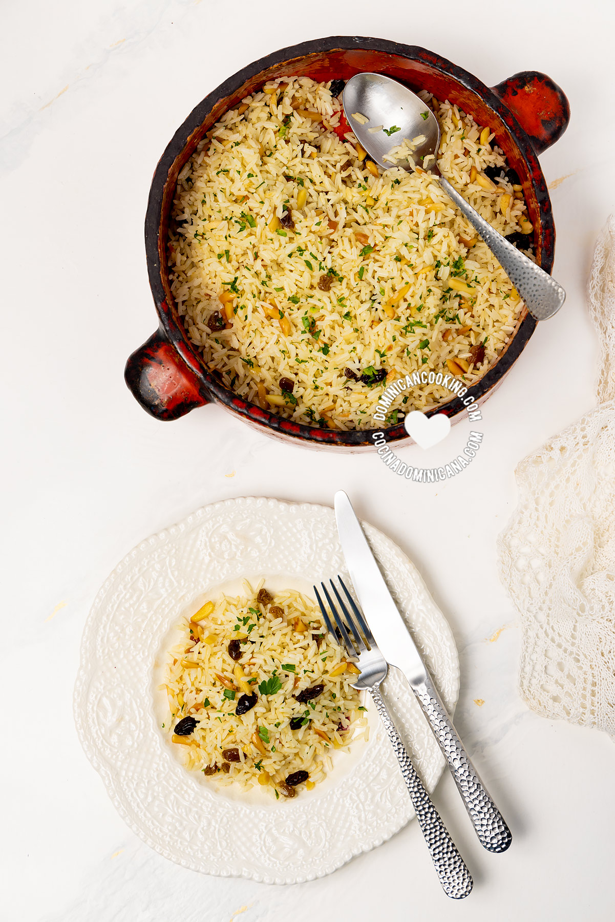 Arroz navideño con pasas y almendras.