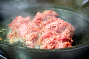 Cociendo carne molida en sartén