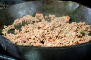 Carne molida dorada en una sartén