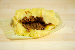Relleno de carne entre dos capas de masa de harina