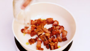 Salteando chicharrón.