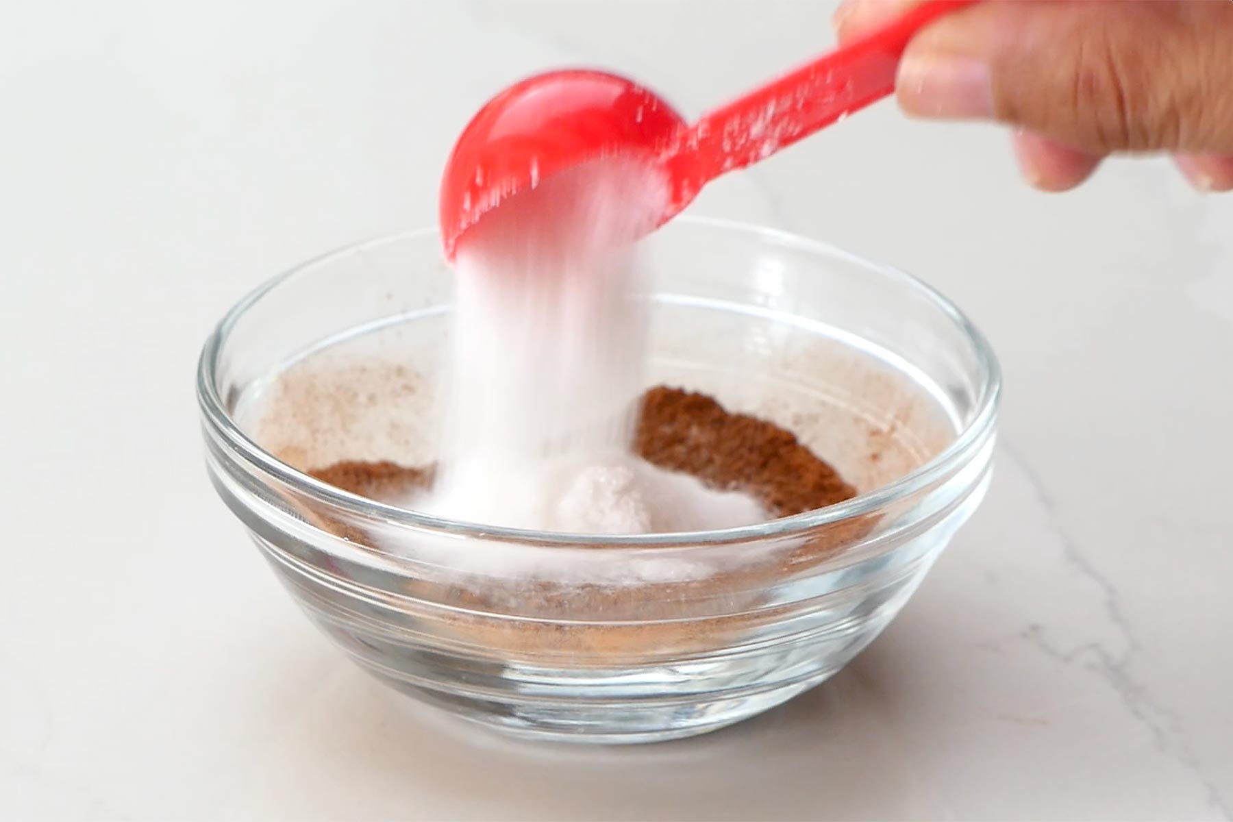 Mezclando azúcar y canela
