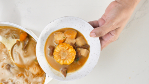 Sirviendo el sancocho vegano