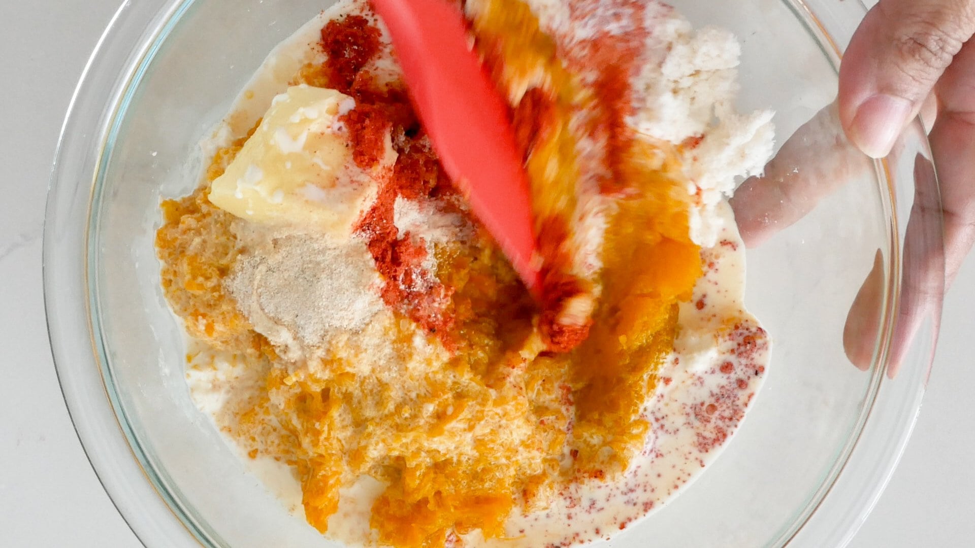Mezclando los ingredientes de pasteles de yuca