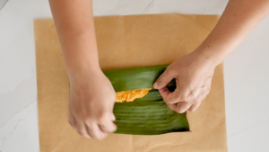 Envolviendo pastel de yuca