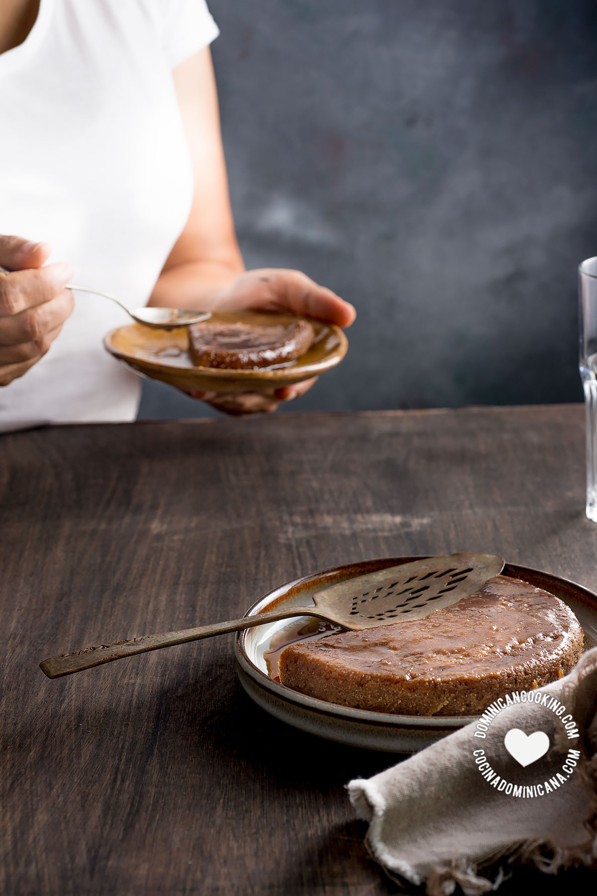 Pudín de Yuca (Cativía o Tapioca) sobre la mesa
