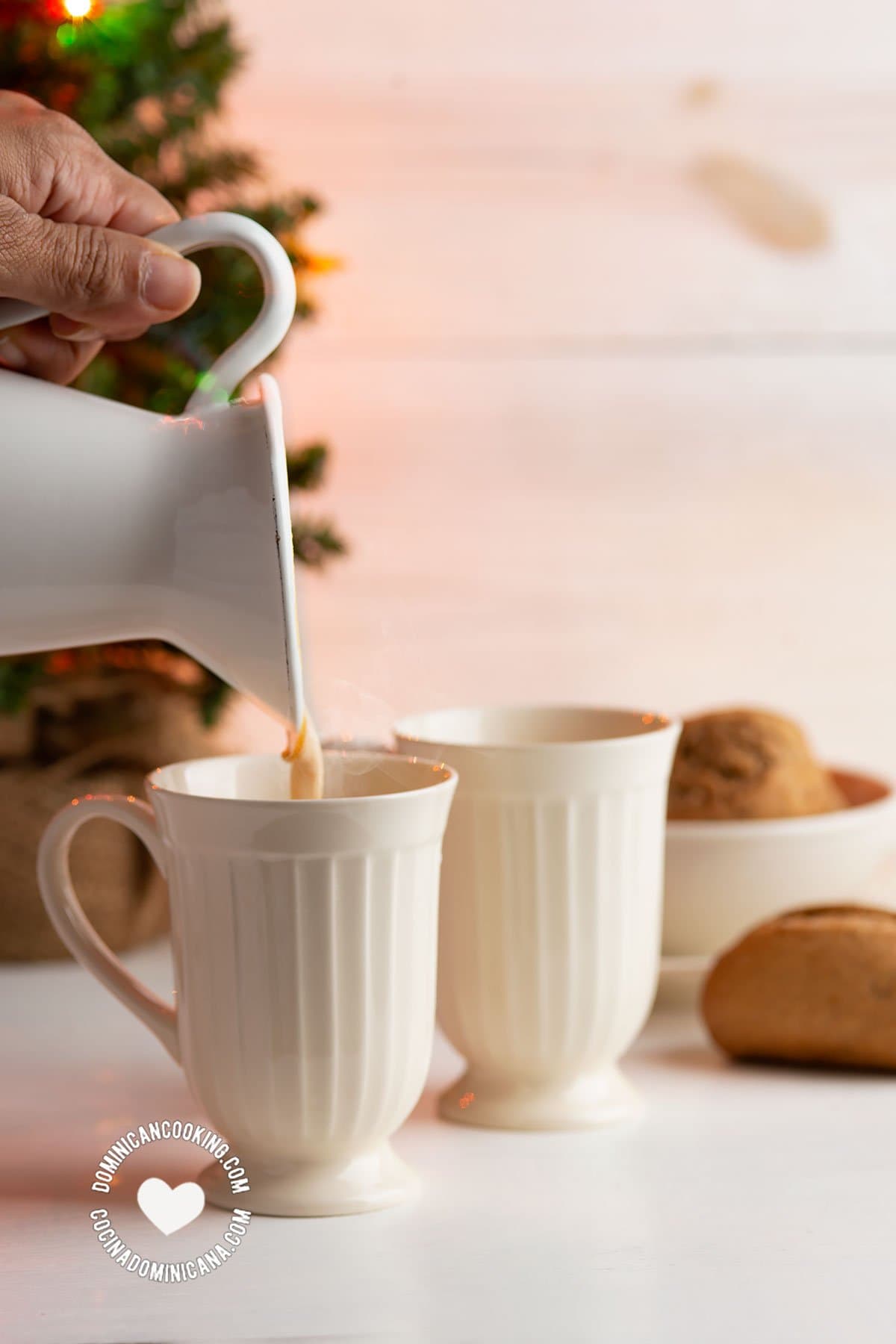 Pouring Ponche de Huevo y Café para el Desayuno
