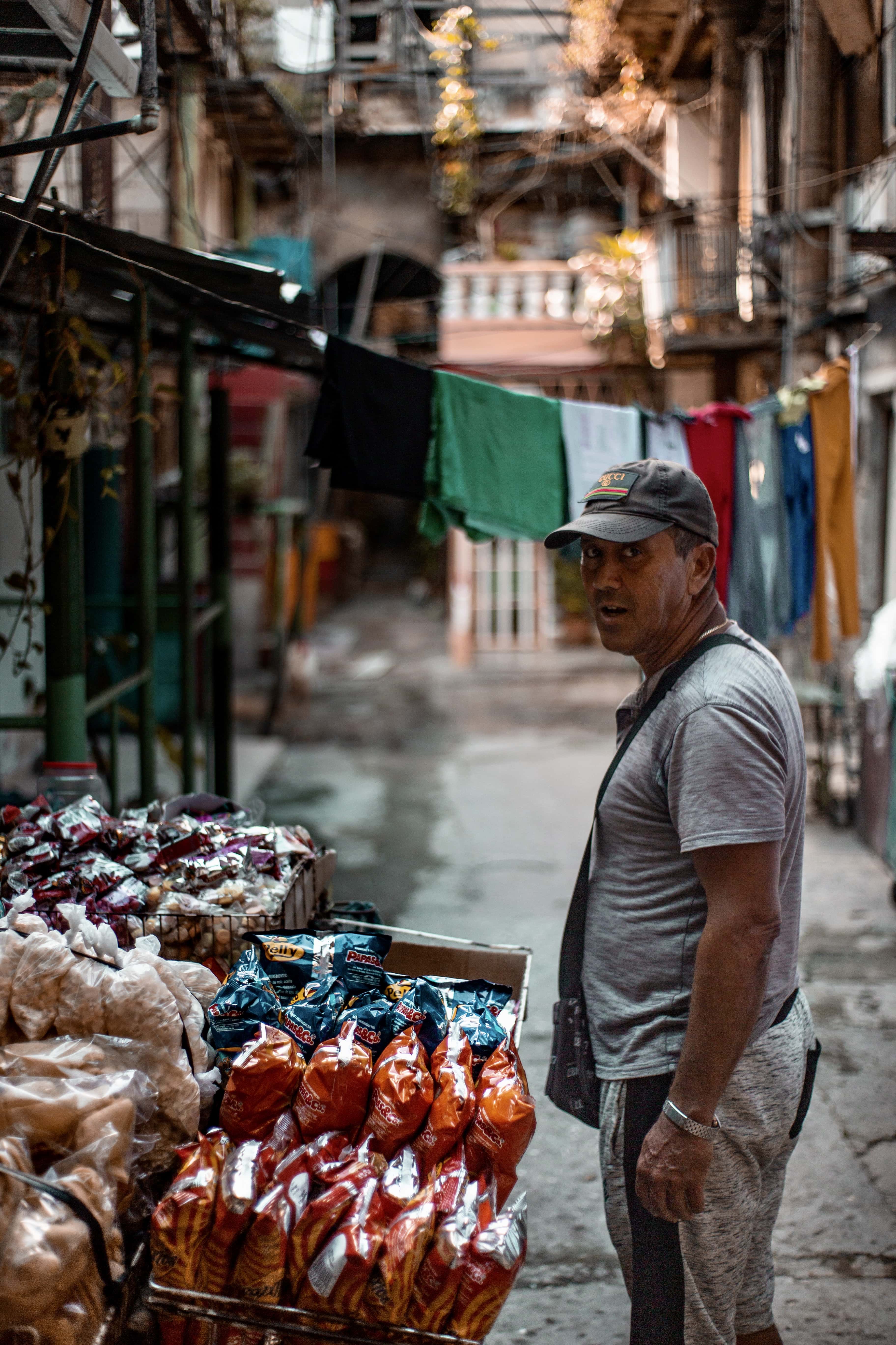 Vendedor callejero en La Habana.