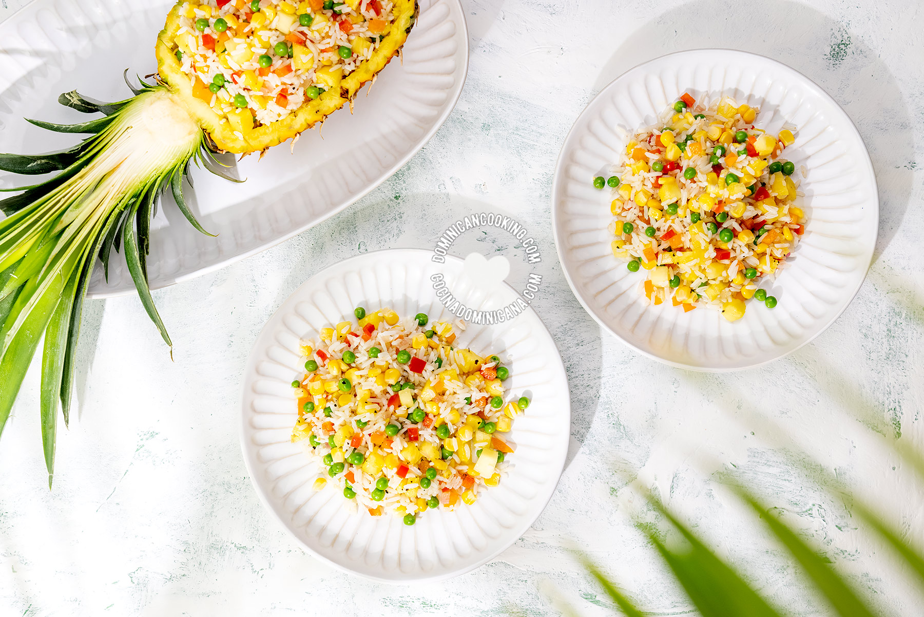 Ensalada de arroz con piña y maíz.