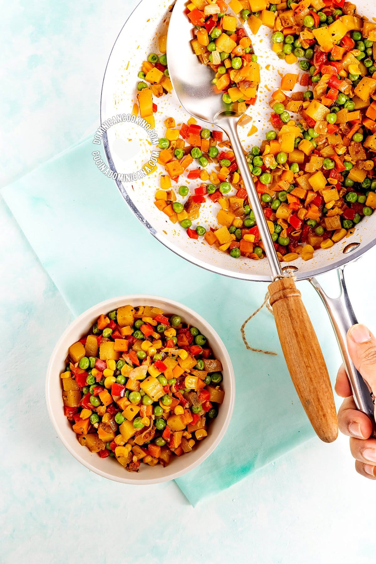 Relleno vegano en sartén y sopera.