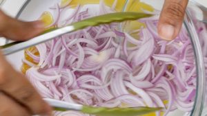 Agregando cebolla a la sartén