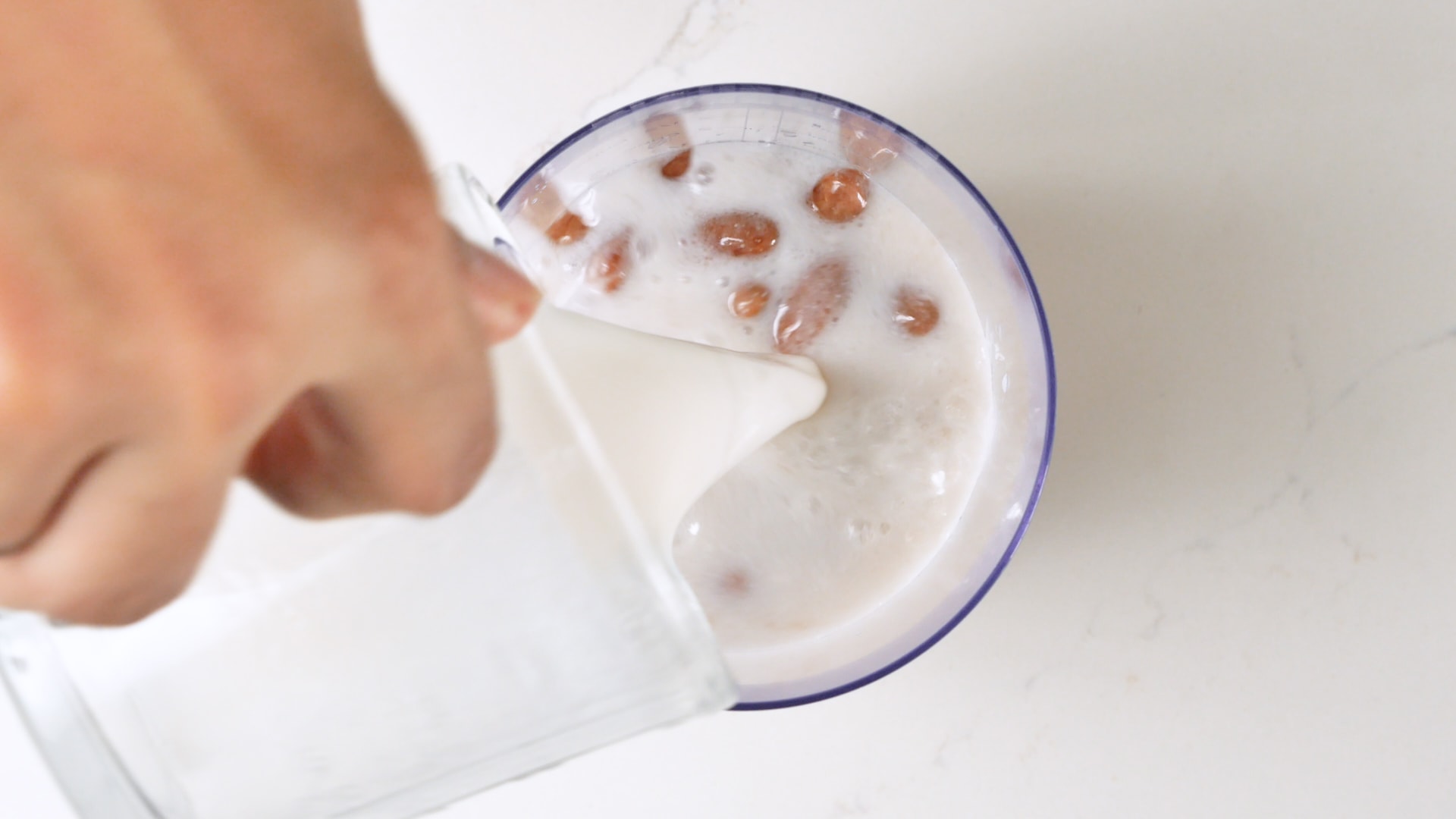 Agregando leche a las habichuelas