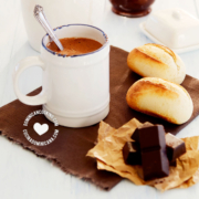 Taza de Chocolate de Agua y Panes.