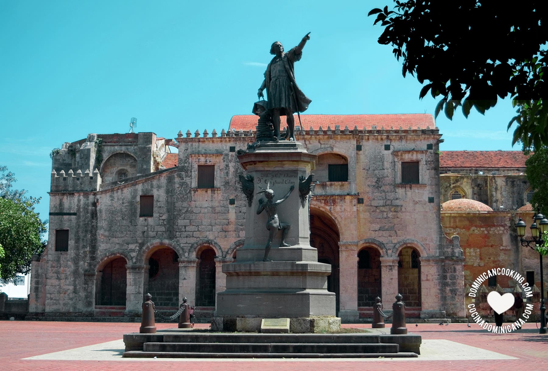 La catedral de Santo Domingo detrás del monumento a Colón.