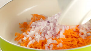 Saltear vegetales.