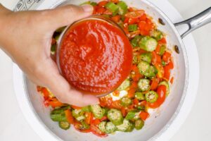 Agregando salsa de tomate.