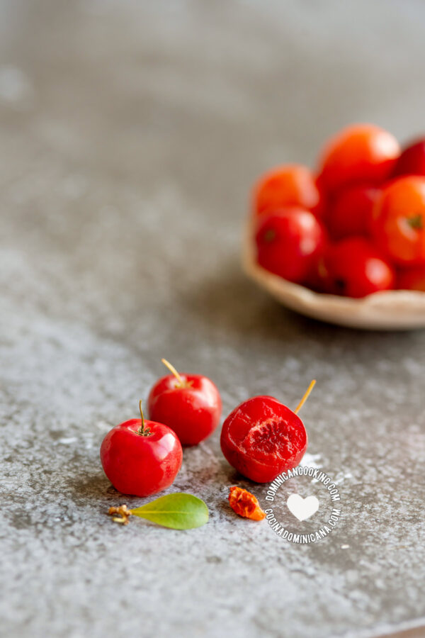 Cerezas dominicanas.