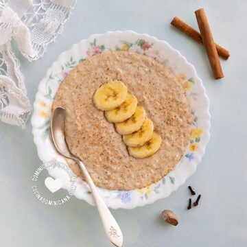 Avena dominicana con leche y guineo.