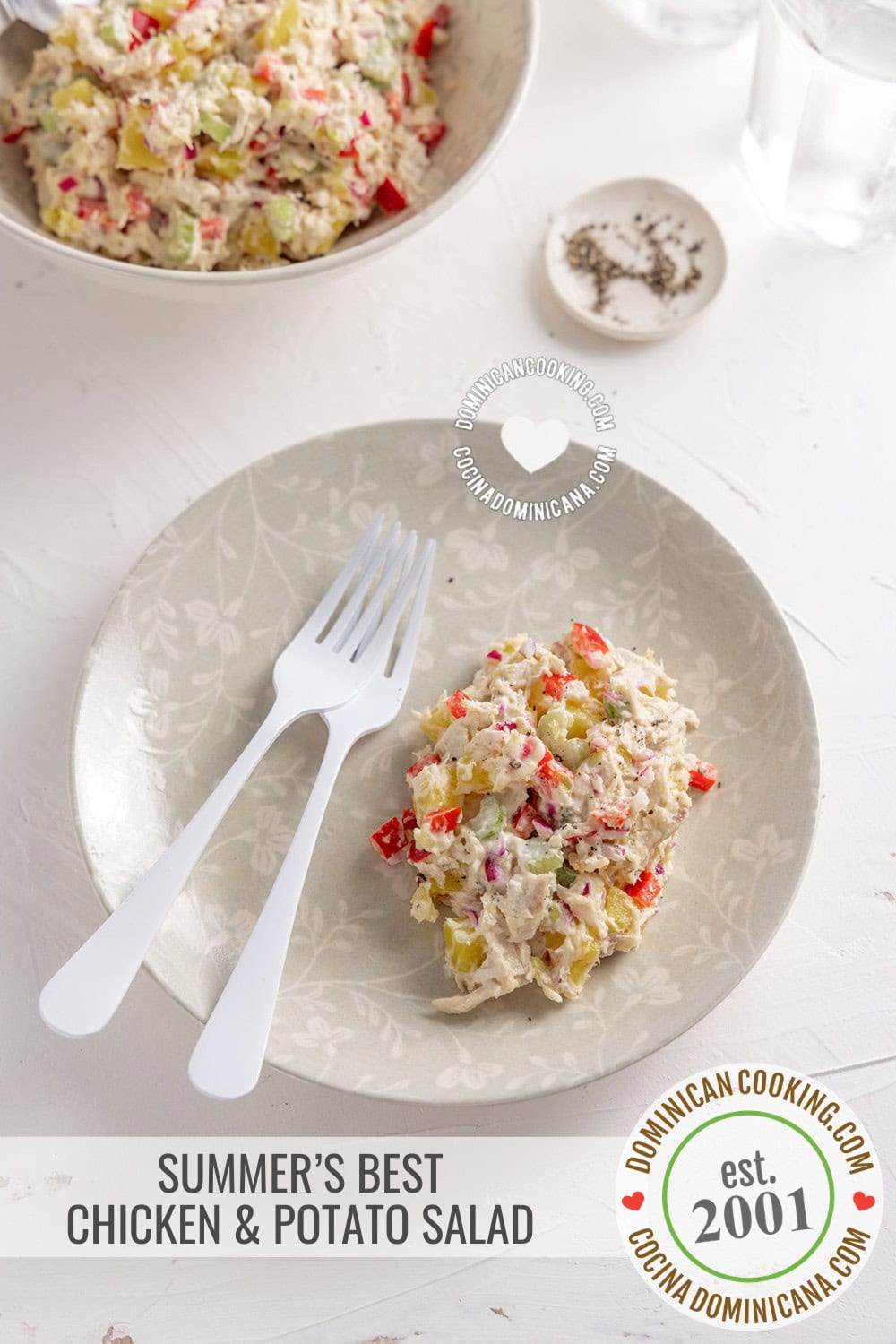 Ensalada de pollo y papas.