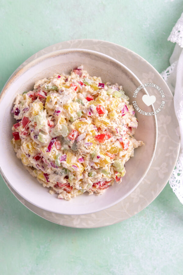 Ensalada de pollo y papas.