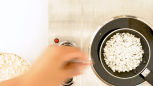 Cocinando el casabe.