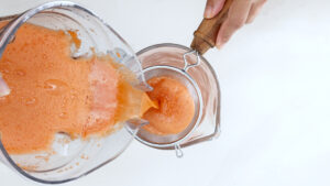 Colando zumo de zanahoria.
