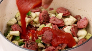 Agregando salsa de tomate.