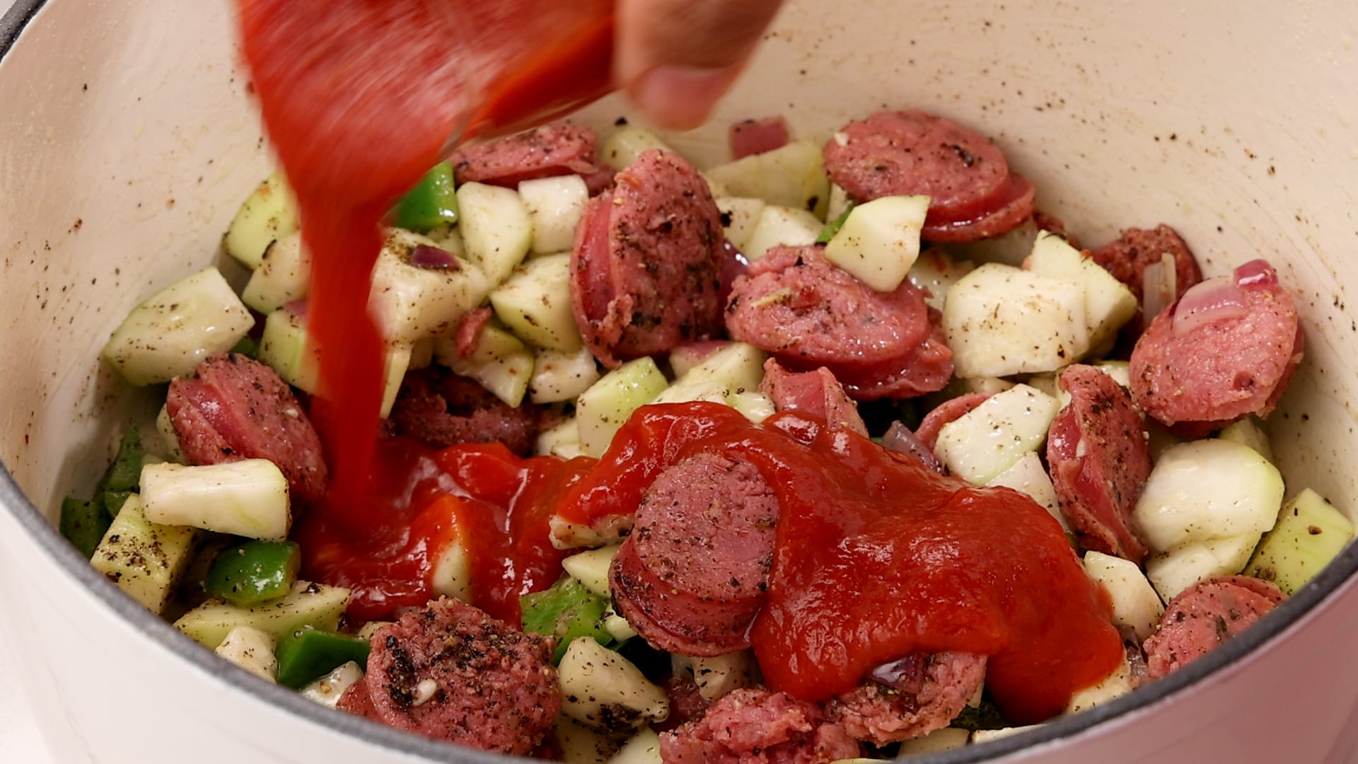 Agregando salsa de tomate.
