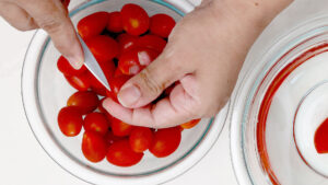Cortando los tomates.