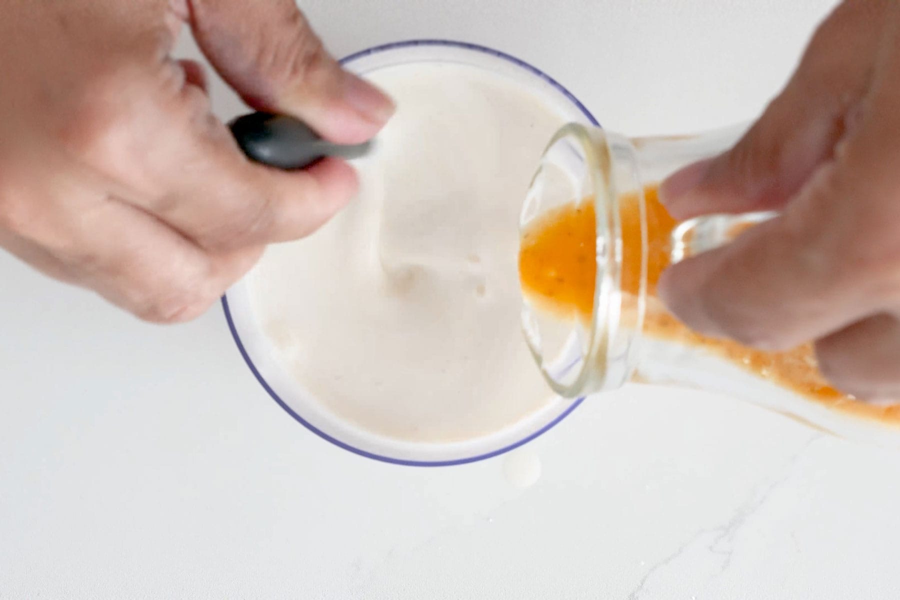Mezclando leche y jugo de chinola.